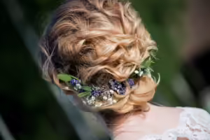 Peinado de novia recogido con adorno diadema