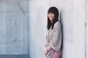 Tendencias 2024 en una mujer con flequillo y cabello a mitad de altura